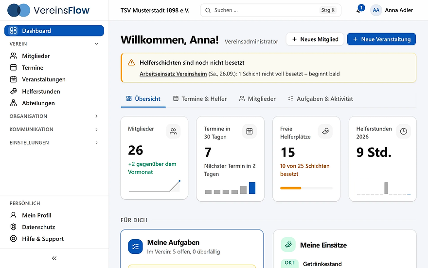 Dashboard von VereinsFlow auf dem Laptop: Kennzahlen zu Mitgliedern, Terminen und freien Helferplätzen, darüber ein Hinweis auf noch nicht besetzte Schichten